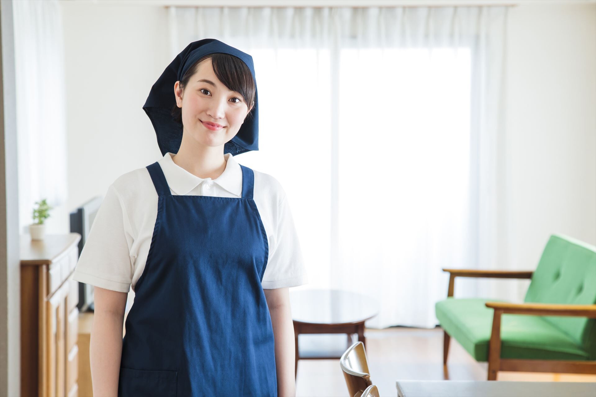 女性のハウスクリーニングスタッフ